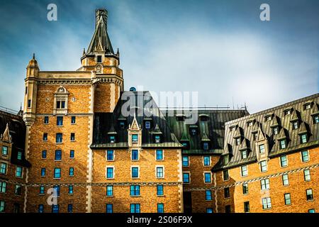 Ein großes Gebäude mit einem Turm und vielen Fenstern. Das Gebäude ist braun und hat viele Fenster Stockfoto