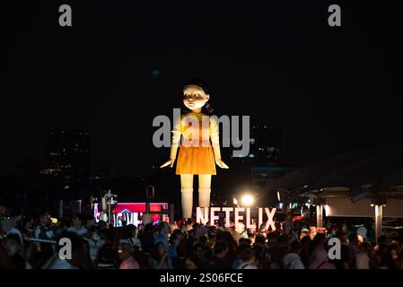 Bangkok, Thailand. Dezember 2024. BANGKOK, THAILAND 25. Dezember 2024 – Netflix hat am Pier von Be Stationed ICON SIAM AM Chao Phraya River in Bangkok die größte Kokowa-Puppe der Welt auf den Markt gebracht. Um für Squid Game Staffel 2 zu werben, wird am 26. Dezember auf Netflix Premiere haben. (Foto: Teera Noisakran/SIPA USA) Credit: SIPA USA/Alamy Live News Stockfoto