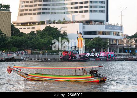 Bangkok, Thailand. Dezember 2024. BANGKOK, THAILAND 25. Dezember 2024 – Netflix hat am Pier von Be Stationed ICON SIAM AM Chao Phraya River in Bangkok die größte Kokowa-Puppe der Welt auf den Markt gebracht. Um für Squid Game Staffel 2 zu werben, wird am 26. Dezember auf Netflix Premiere haben. (Foto: Teera Noisakran/SIPA USA) Credit: SIPA USA/Alamy Live News Stockfoto