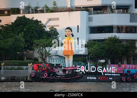 Bangkok, Thailand. Dezember 2024. BANGKOK, THAILAND 25. Dezember 2024 – Netflix hat am Pier von Be Stationed ICON SIAM AM Chao Phraya River in Bangkok die größte Kokowa-Puppe der Welt auf den Markt gebracht. Um für Squid Game Staffel 2 zu werben, wird am 26. Dezember auf Netflix Premiere haben. (Foto: Teera Noisakran/SIPA USA) Credit: SIPA USA/Alamy Live News Stockfoto