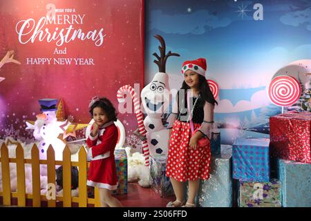 Dhaka. Dezember 2024. Mädchen machen Fotos vor einer Weihnachtsinstallation in einem Hotel in Dhaka, Bangladesch, 25. Dezember 2024. Quelle: Xinhua/Alamy Live News Stockfoto