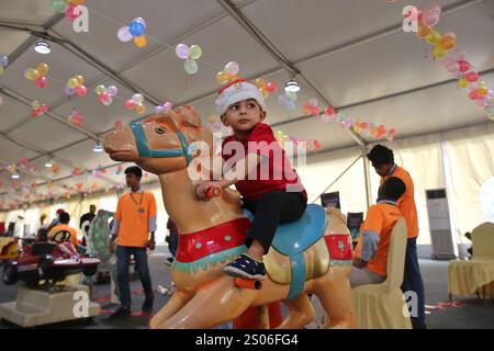 Dhaka. Dezember 2024. Ein Kind spielt in einem weihnachtlich gestalteten Bereich, um das fest in einem Hotel in Dhaka, Bangladesch, am 25. Dezember 2024 zu feiern. Quelle: Xinhua/Alamy Live News Stockfoto