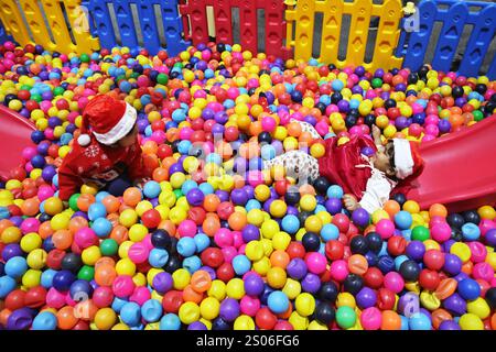 Dhaka. Dezember 2024. Kinder spielen in einem weihnachtlich gestalteten Bereich, um das fest in einem Hotel in Dhaka, Bangladesch, am 25. Dezember 2024 zu feiern. Quelle: Xinhua/Alamy Live News Stockfoto