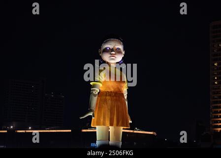 Bangkok, Thailand. Dezember 2024. BANGKOK, THAILAND 25. Dezember 2024 – Netflix hat am Pier von Be Stationed ICON SIAM AM Chao Phraya River in Bangkok die größte Kokowa-Puppe der Welt auf den Markt gebracht. Um für Squid Game Staffel 2 zu werben, wird am 26. Dezember auf Netflix Premiere haben. (Foto: Teera Noisakran/SIPA USA) Credit: SIPA USA/Alamy Live News Stockfoto