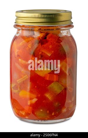Gemischtes Gemüse in Tomatensauce in einem Glasgefäß isoliert auf weiß gekocht, mit Schnittpfad inklusive. Italienische Giardiniera in Glasgefäß Stockfoto