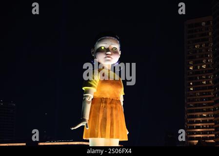 Bangkok, Thailand. Dezember 2024. BANGKOK, THAILAND 25. Dezember 2024 – Netflix hat am Pier von Be Stationed ICON SIAM AM Chao Phraya River in Bangkok die größte Kokowa-Puppe der Welt auf den Markt gebracht. Um für Squid Game Staffel 2 zu werben, wird am 26. Dezember auf Netflix Premiere haben. (Foto: Teera Noisakran/SIPA USA) Credit: SIPA USA/Alamy Live News Stockfoto