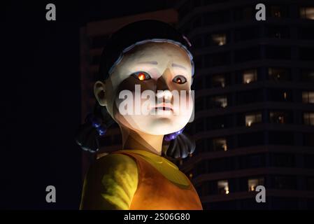Bangkok, Thailand. Dezember 2024. BANGKOK, THAILAND 25. Dezember 2024 – Netflix hat am Pier von Be Stationed ICON SIAM AM Chao Phraya River in Bangkok die größte Kokowa-Puppe der Welt auf den Markt gebracht. Um für Squid Game Staffel 2 zu werben, wird am 26. Dezember auf Netflix Premiere haben. (Foto: Teera Noisakran/SIPA USA) Credit: SIPA USA/Alamy Live News Stockfoto