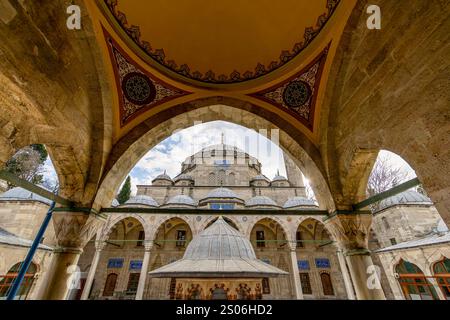 Die Sokollu Mehmed Pascha Moschee ist eine osmanische Moschee aus dem 16. Jahrhundert, die vom Architekten Mimar Sinan entworfen wurde und für die feine Qualität der Iznik Fliesen auf dem bekannt ist Stockfoto