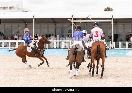 Miami Beach , USA - 17. November. 2024: Polospieler spielen am World Polo League Beach. Polospieler auf den Pferden in Miami Beach, FL Stockfoto