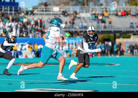 Conway, South Carolina, USA. Dezember 2024. Coastal Carolina Chanticleers Quarterback TAD HUDSON (12) spielt mit dem Ball während der ersten Hälfte des NCAA 2024 Myrtle Beach Bowl Fußballspiels zwischen der University of Texas at San Antonio Roadrunners und dem Coastal Carolina Chanticleer am 23. Dezember 2024 im Brooks Stadium in Conway, SC. Die Roadrunner besiegten die Chanticleer 44 mit 15. (Kreditbild: © Israel Anta via ZUMA Press Wire) NUR REDAKTIONELLE VERWENDUNG! Nicht für kommerzielle ZWECKE! Stockfoto