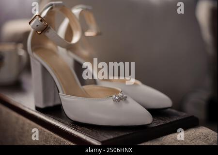 Elegante weiße High Heels mit Strass-Detail. Stockfoto