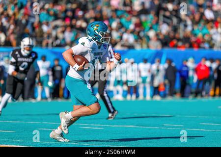 Conway, South Carolina, USA. Dezember 2024. Coastal Carolina Chanticleers Quarterback TAD HUDSON (12) spielt mit dem Ball während der ersten Hälfte des NCAA 2024 Myrtle Beach Bowl Fußballspiels zwischen der University of Texas at San Antonio Roadrunners und dem Coastal Carolina Chanticleer am 23. Dezember 2024 im Brooks Stadium in Conway, SC. Die Roadrunner besiegten die Chanticleer 44 mit 15. (Kreditbild: © Israel Anta via ZUMA Press Wire) NUR REDAKTIONELLE VERWENDUNG! Nicht für kommerzielle ZWECKE! Stockfoto