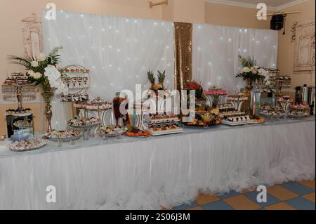 Elegantes Desserttablett mit verschiedenen Gebäckstücken und Süßigkeiten. Stockfoto