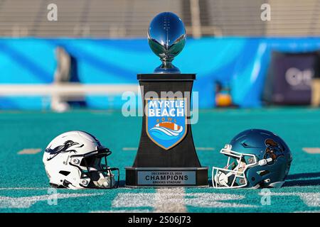 Conway, South Carolina, USA. Dezember 2024. Die Myrtle Beach Bowl Trophy aus dem Jahr 2024 wurde im Brooks Stadium in Conway, South Carolina, mit dem Coastal Carolina Chanticleer und der University of Texas at San Antonio Roadrunners gespielt. Die Roadrunner besiegten die Chanticleer 44 mit 15. (Kreditbild: © Israel Anta via ZUMA Press Wire) NUR REDAKTIONELLE VERWENDUNG! Nicht für kommerzielle ZWECKE! Stockfoto