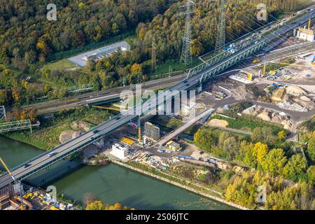 Luftbild, Emschertalbrücke der Autobahn A43 und der Eisenbahnbrücke über den Fluss Emscher und Rhein-Herne-Kanal, Baukau, Herne, Ruhrgebiet, Nordrhein Stockfoto