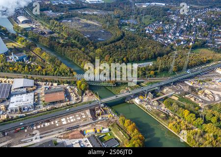 Luftbild, Emschertalbrücke der Autobahn A43 und der Eisenbahnbrücke über den Fluss Emscher und Rhein-Herne-Kanal, Baukau, Herne, Ruhrgebiet, Nordrhein Stockfoto