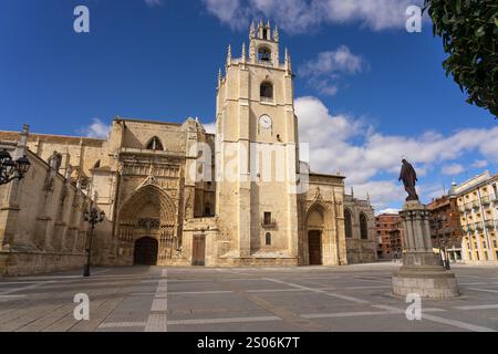 PALENCIA, SPANIEN - 14. MÄRZ 2021: Kathedrale San Antolin von Palencia an einem sonnigen Tag, Castilla y León, Spanien Stockfoto