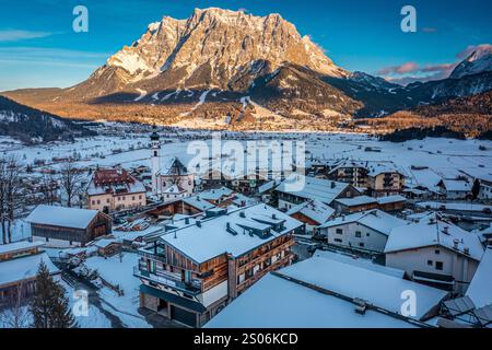 Lermoos, Österreich, Europa, Zugspitze, Alpen, Winterlandschaft, Bergpanorama, Tourismus, Skiurlaub, Wintersport, Naturerlebnis, nachhaltiger Tourismus, Ferienimmobilien, Chalets, Alpenidyllille, Erholung, Wanderparadies, Rückzugsorte, Wellness, Outdoor-Aktivitäten, Klimawandel, Energiewende, Energieeffizienz, nachhaltige Entwicklung, Bergdorfcharme, Fotografie, Reiseziele, Urlaub in den Bergen, Bergwandern, Sommer- und Wintertourismus, Sicherheit und Naturverbundenheit. *** Lermoos, Österreich, Europa, Zugspitze, Alpen, Winterlandschaft, Bergpanorama, Tourismus, Skiurlaub, Wintersport, n Stockfoto