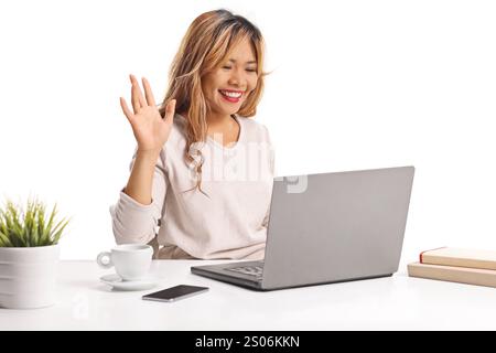Asiatische Frau, die einen Videoanruf macht und vor einem Laptop winkt Stockfoto