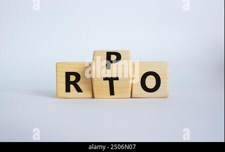 RPO vs. RTO-Symbol. Holzwürfel mit den Worten RTO bis RPO. Schöner weißer Hintergrund. Geschäftskonzept. Kopierbereich Stockfoto