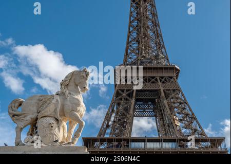 Pferdestatue mit dem zentralen Teil des Eiffelturms daneben, Paris, Frankreich Stockfoto