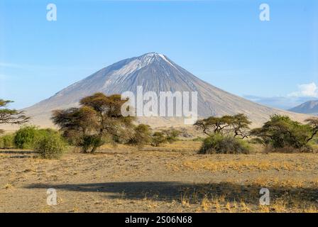 Der heilige Berg - 'Berg Gottes' - Ol Doinyo Lengai am Natron-See, im Norden Tansanias. Stockfoto