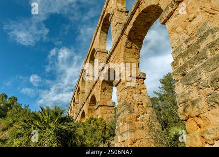 Tarragona, Spanien - 24. Dezember 2024 - das alte römische Aquadukt von Ferreres, das nach oben auf die Bögen blickt, die den höchsten Teil des Kontrakts stützen Stockfoto