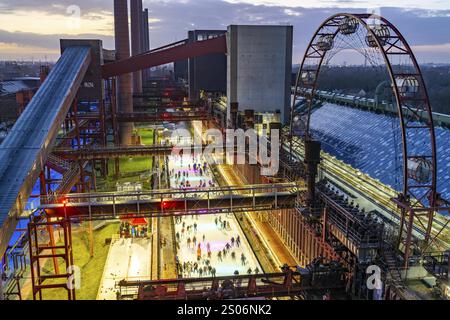 Die Eislaufbahn in der Kokerei Zollverein, UNESCO-Weltkulturerbe Kohlebergwerk Zollverein Industriekomplex, 150 Meter lang, vor der Kulisse des TN Stockfoto