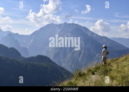 Wanderer genießt den Blick von den Rossfeldern auf den Watzmann, Berchtesgaden Nationalpark, Bayern, Deutschland, Europa Stockfoto