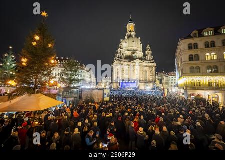 32. Weihnachtsvesper und historischer Weihnachtsmarkt am Neumarkt vor der Frauenkirche. Nach Angaben der Organisatoren, etwa 13 000 Leute Stockfoto