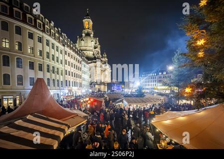 32. Weihnachtsvesper und historischer Weihnachtsmarkt am Neumarkt vor der Frauenkirche. Nach Angaben der Organisatoren, etwa 13 000 Leute Stockfoto