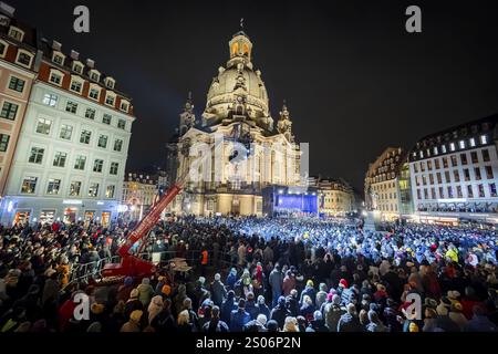 32. Weihnachtsvesper und historischer Weihnachtsmarkt am Neumarkt vor der Frauenkirche. Nach Angaben der Organisatoren, etwa 13 000 Leute Stockfoto