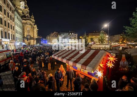 32. Weihnachtsvesper und historischer Weihnachtsmarkt am Neumarkt vor der Frauenkirche. Nach Angaben der Organisatoren, etwa 13 000 Leute Stockfoto