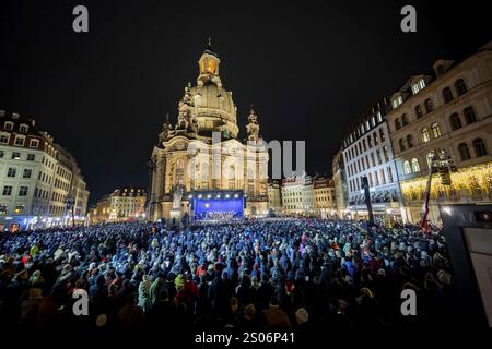 32. Weihnachtsvesper und historischer Weihnachtsmarkt am Neumarkt vor der Frauenkirche. Nach Angaben der Organisatoren, etwa 13 000 Leute Stockfoto