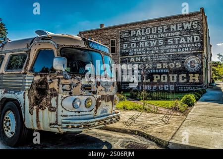 Alter Bus mit Geisterschild an der Backsteinmauer in Palouse, Washington State, USA [keine Veröffentlichung; nur redaktionelle Lizenzierung] Stockfoto