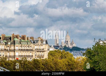 Die Basilika des Heiligen Herzens von der Brücke Pont d'Iéna aus gesehen, Paris, Frankreich Stockfoto