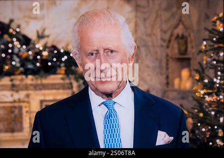 König Karl III. 2024 am ersten Weihnachtsfeiertag wurde eine Fernsehbotschaft aus der Fitzrovia Chapel im Zentrum von London, der Kapelle des ehemaligen Middlesex Hospital, gesendet. DEZEMBER 2024 (Enhanced HD Broadcast Capture) Stockfoto