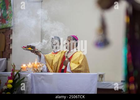 Dhaka, Bangladesch. Dezember 2024. Christliche Gläubige beten in der katholischen Kirche des Heiligen Rosenkranzes am Weihnachtstag. Die christliche Gemeinde in Bangladesch feierte Weihnachten mit großer Begeisterung, Festlichkeit und religiösem Eifer. Quelle: SOPA Images Limited/Alamy Live News Stockfoto