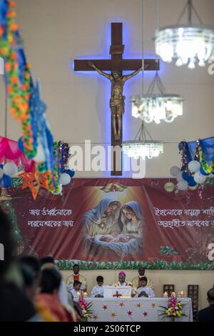 Dhaka, Bangladesch. Dezember 2024. Christliche Gläubige beten vor der katholischen Kirche des Heiligen Rosenkranzes am Weihnachtstag. Die christliche Gemeinde in Bangladesch feierte Weihnachten mit großer Begeisterung, Festlichkeit und religiösem Eifer. Quelle: SOPA Images Limited/Alamy Live News Stockfoto