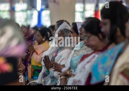 Dhaka, Bangladesch. Dezember 2024. Christliche Gläubige beten in der katholischen Kirche des Heiligen Rosenkranzes am Weihnachtstag. Die christliche Gemeinde in Bangladesch feierte Weihnachten mit großer Begeisterung, Festlichkeit und religiösem Eifer. Quelle: SOPA Images Limited/Alamy Live News Stockfoto