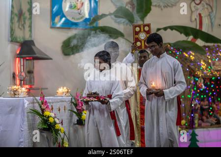 Dhaka, Bangladesch. Dezember 2024. Christliche Gläubige beten in der katholischen Kirche des Heiligen Rosenkranzes am Weihnachtstag. Die christliche Gemeinde in Bangladesch feierte Weihnachten mit großer Begeisterung, Festlichkeit und religiösem Eifer. Quelle: SOPA Images Limited/Alamy Live News Stockfoto