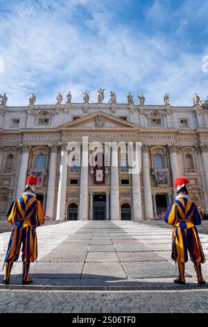 Vatikan, Vatikan. Dezember 2024. Papst Franziskus überbringt seine traditionelle Weihnachtsbotschaft und den Segen „URBI et Orbi“ vom Balkon des Petersdoms mit Blick auf den Petersplatz in der Vatikanstadt. (Foto: Stefano Costantino/SOPA Images/SIPA USA) Credit: SIPA USA/Alamy Live News Stockfoto