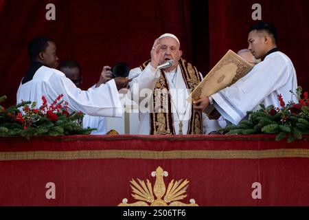 Vatikan, Vatikan. Dezember 2024. Papst Franziskus überbringt seine traditionelle Weihnachtsbotschaft und den Segen „URBI et Orbi“ vom Balkon des Petersdoms mit Blick auf den Petersplatz in der Vatikanstadt. (Foto: Stefano Costantino/SOPA Images/SIPA USA) Credit: SIPA USA/Alamy Live News Stockfoto