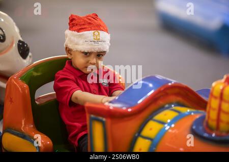 Dhaka, Bangladesch. Dezember 2024. Ein christliches Kind aus Bangladesch spielt in einem Park während einer Veranstaltung zum Weihnachtsfeiertag. Die christliche Gemeinde in Bangladesch feierte Weihnachten mit großer Begeisterung, Festlichkeit und religiösem Eifer. (Foto: Sazzad Hossain/SOPA Images/SIPA USA) Credit: SIPA USA/Alamy Live News Stockfoto