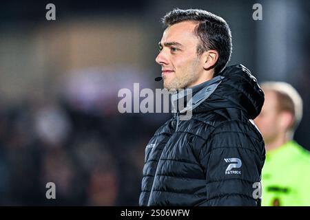 Deinze, Belgien. Dezember 2024. 4. Schiedsrichter Wouter Debusscher, dargestellt während eines Fußballspiels zwischen KMSK Deinze und Seraing am 14. Spieltag der Challenger Pro League 2024-2025, am Sonntag, den 6. Dezember 2024 in Deinze, Belgien. Quelle: Sportpix/Alamy Live News Stockfoto