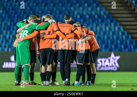 Deinze, Belgien. Dezember 2024. Das Team Deinze wurde vor einem Fußballspiel zwischen KMSK Deinze und Seraing am 14. Spieltag der Challenger Pro League 2024-2025 am Sonntag, 6. Dezember 2024 in Deinze, Belgien, dargestellt. Quelle: Sportpix/Alamy Live News Stockfoto