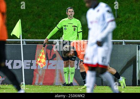 Deinze, Belgien. Dezember 2024. Stellvertretender Schiedsrichter Brecht Devriese, dargestellt während eines Fußballspiels zwischen KMSK Deinze und Seraing am 14. Spieltag der Challenger Pro League 2024-2025, am Sonntag, den 6. Dezember 2024 in Deinze, Belgien. Quelle: Sportpix/Alamy Live News Stockfoto