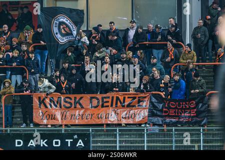 Deinze, Belgien. Dezember 2024. Supporters Deinze wurde während eines Fußballspiels zwischen KMSK Deinze und Seraing am 14. Spieltag der Challenger Pro League 2024-2025 am Sonntag, den 6. Dezember 2024 in Deinze, Belgien, gezeigt. Quelle: Sportpix/Alamy Live News Stockfoto