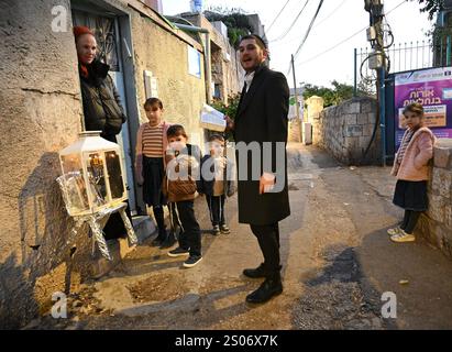 Jerusalem, Israel. Dezember 2024. Ein Mann betet, nachdem er die erste Kerze von Hanukka in Jerusalem angezündet hat, in der ersten Nacht des jüdischen Feiertags von Hanukka, dem Lichterfest, am Mittwoch, den 25. Dezember 2024. Hanukkah feiert die Wiedereinweihung des Tempels in Jerusalem im 2. Jahrhundert v. Chr. und das Wunder des Öls. Es ist das erste Mal, dass Hanukka und Weihnachten am selben Tag seit 2005 fallen. Foto: Debbie Hill/ Credit: UPI/Alamy Live News Stockfoto