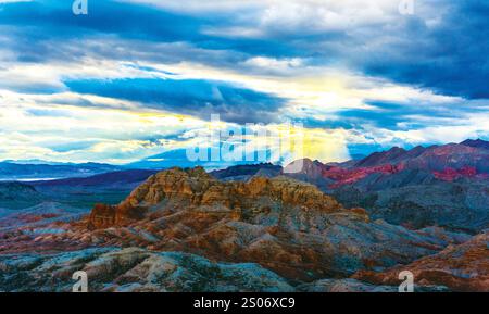 Nach dem Regen wird die Wüstenlandschaft von Lake Mead lebendig mit leuchtenden Farben, dramatischem Himmel und Sonnenstrahlen, die durch Wolken dringen. Stockfoto